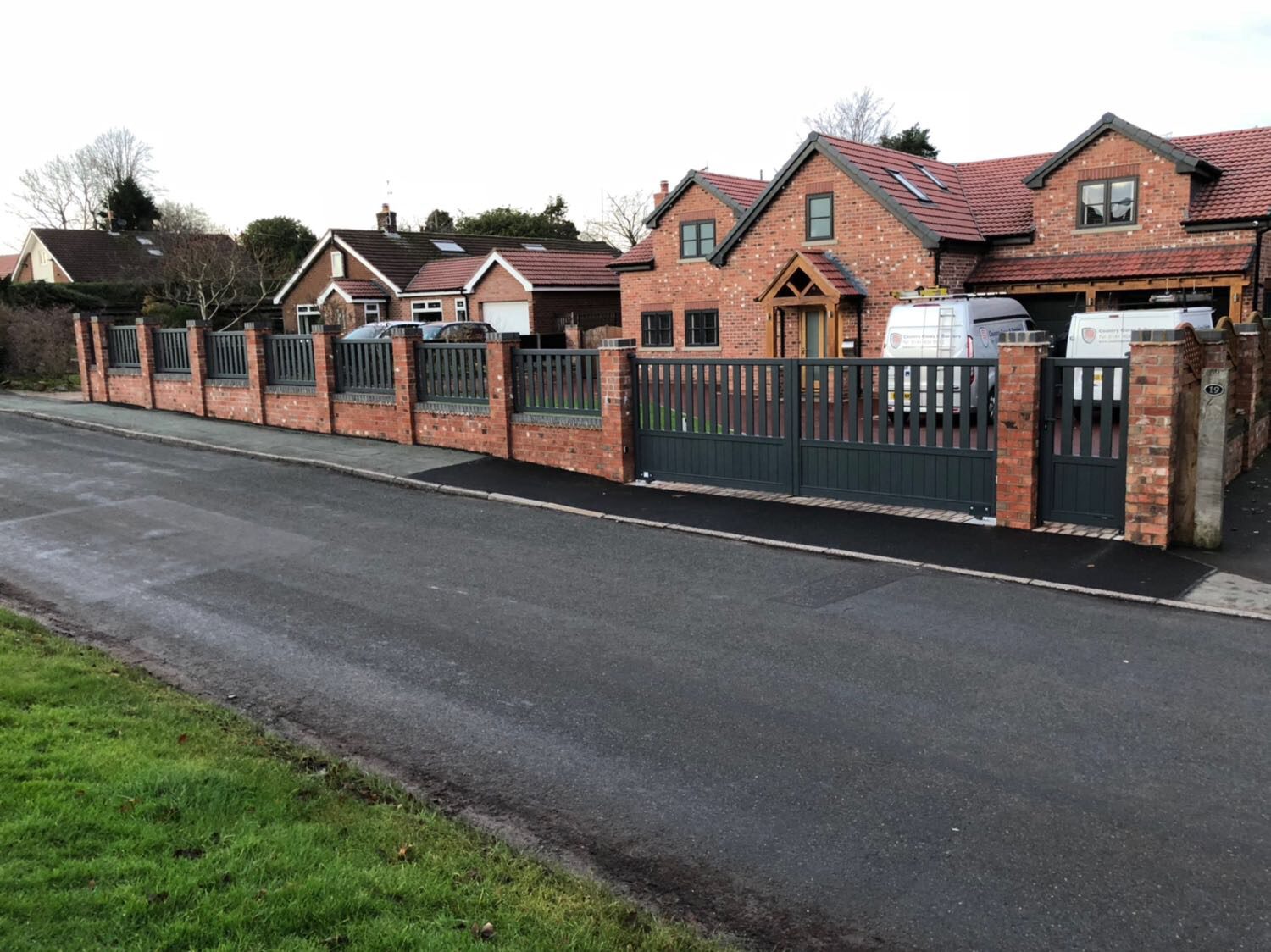 Anthracite grey aluminium gates driveway with fencing
