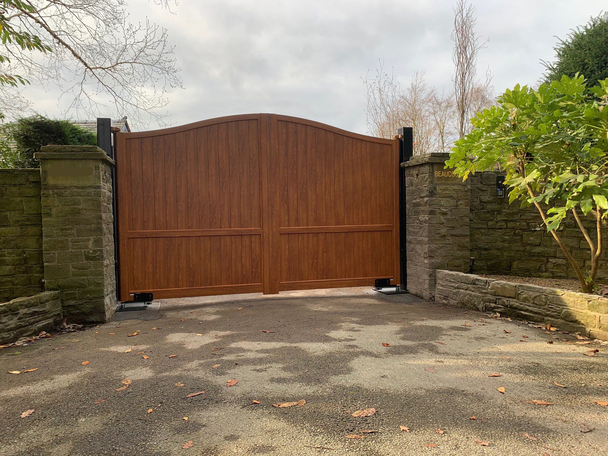 Arch top wooden aluminium gates with wood effect swing driveway