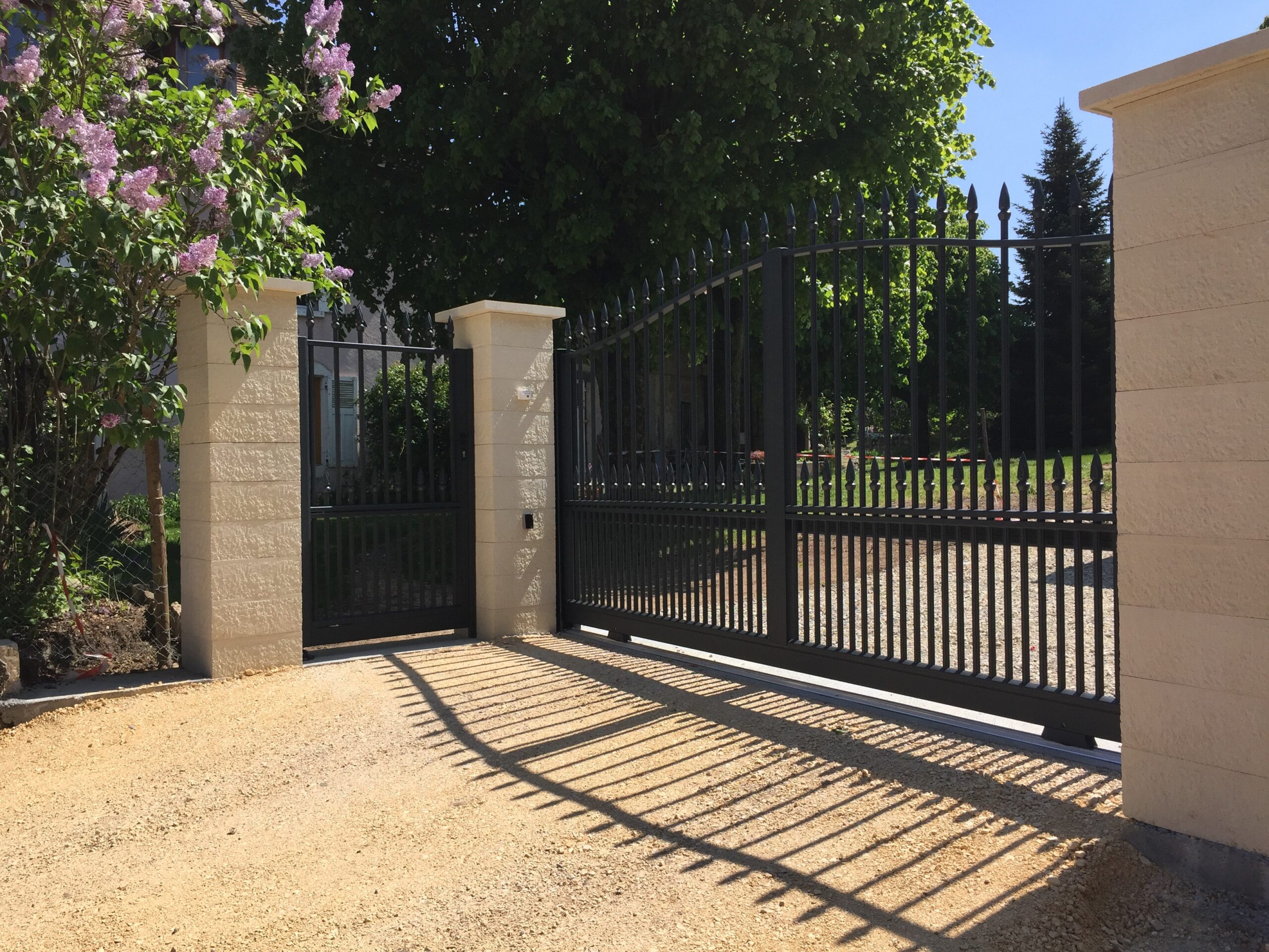 Traditional aluminium gates
